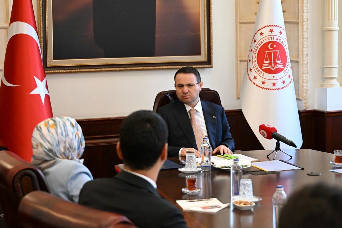 Bakan Gürlek Yazıcıoğlu Ailesini Ziyaret Etti